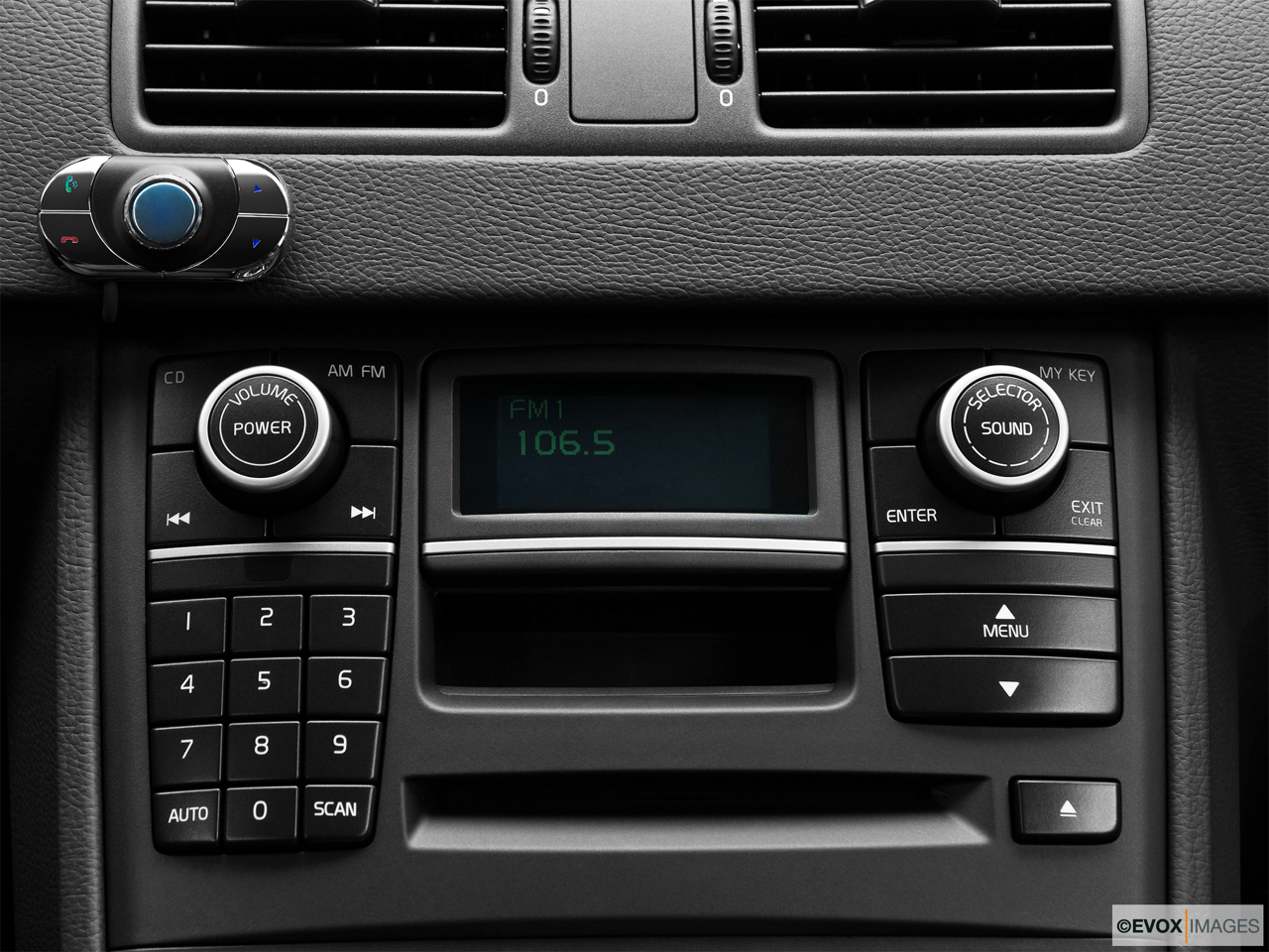 2010 Volvo XC90 3.2 Closeup of radio head unit 