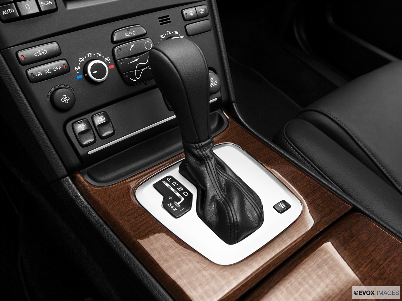 2010 Volvo XC90 3.2 Gear shifter/center console. 
