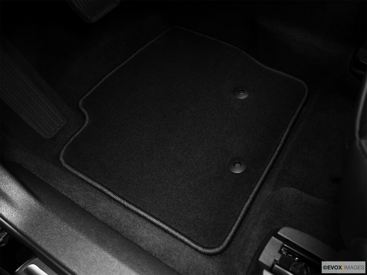 2010 Volvo XC90 3.2 Driver's floor mat and pedals. Mid-seat level from outside looking in. 