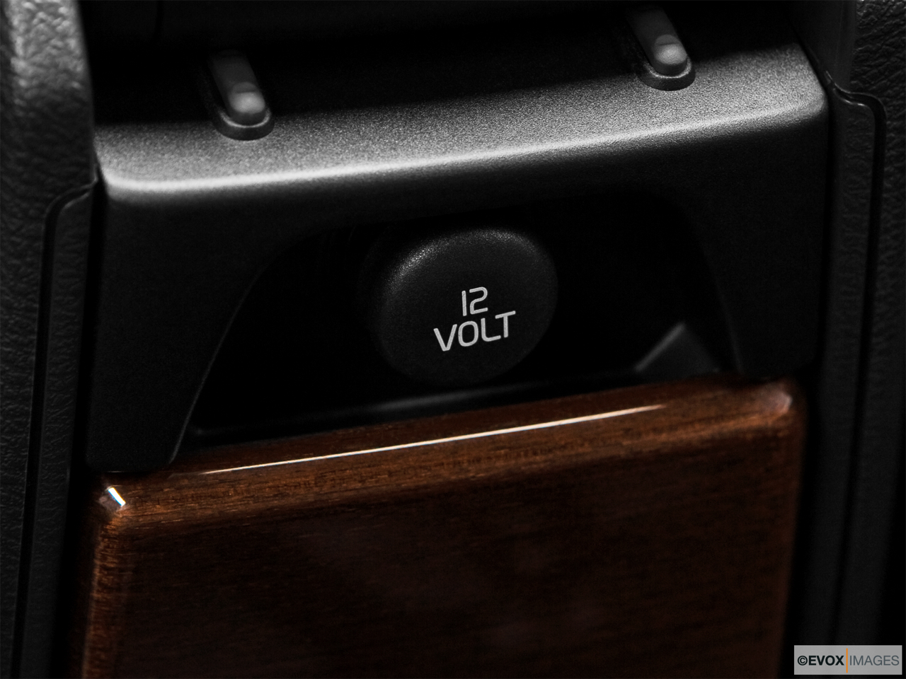 2010 Volvo XC90 3.2 Second power point. 