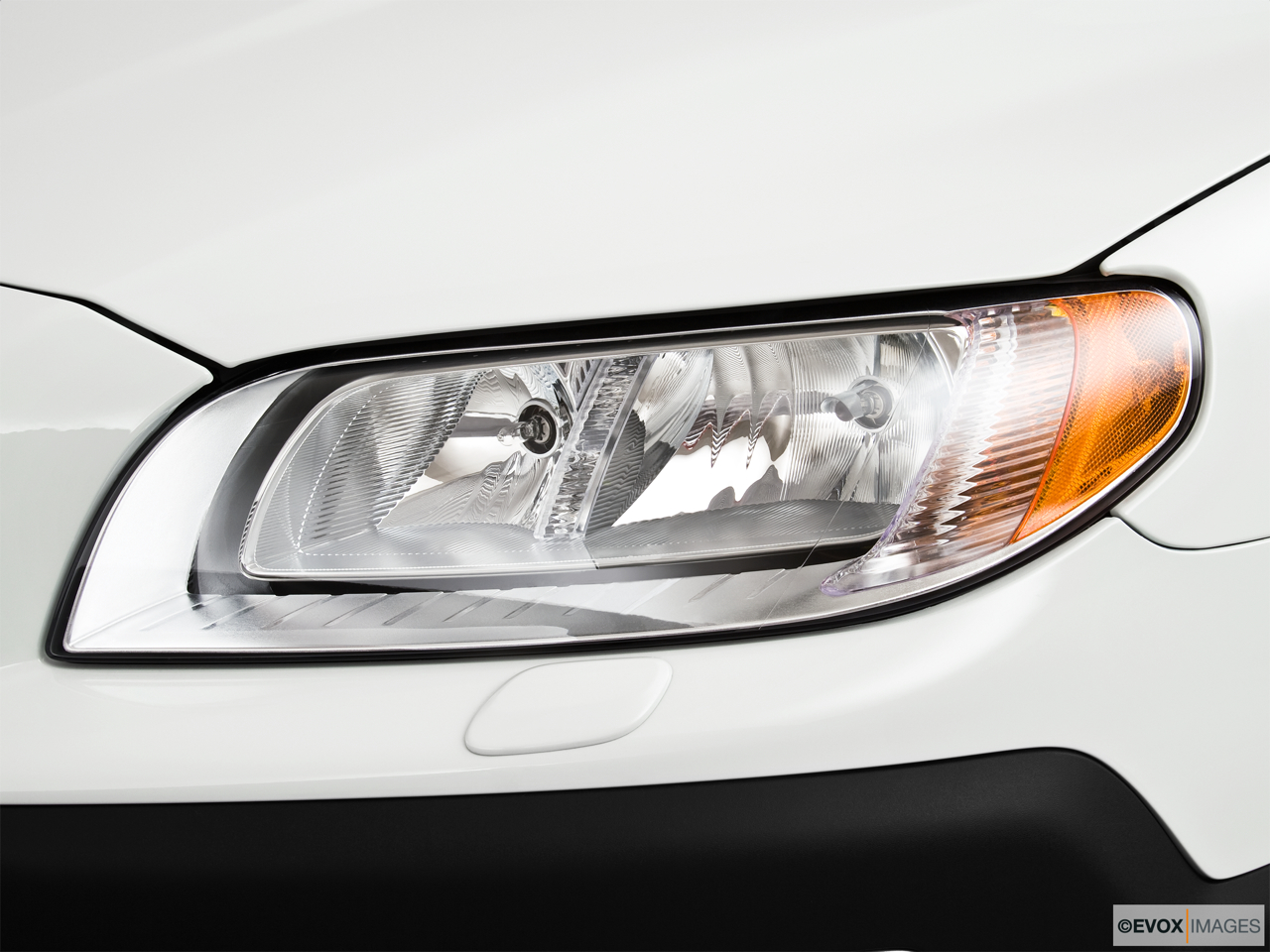 2010 Volvo XC70 3.2 AWD Drivers Side Headlight. 