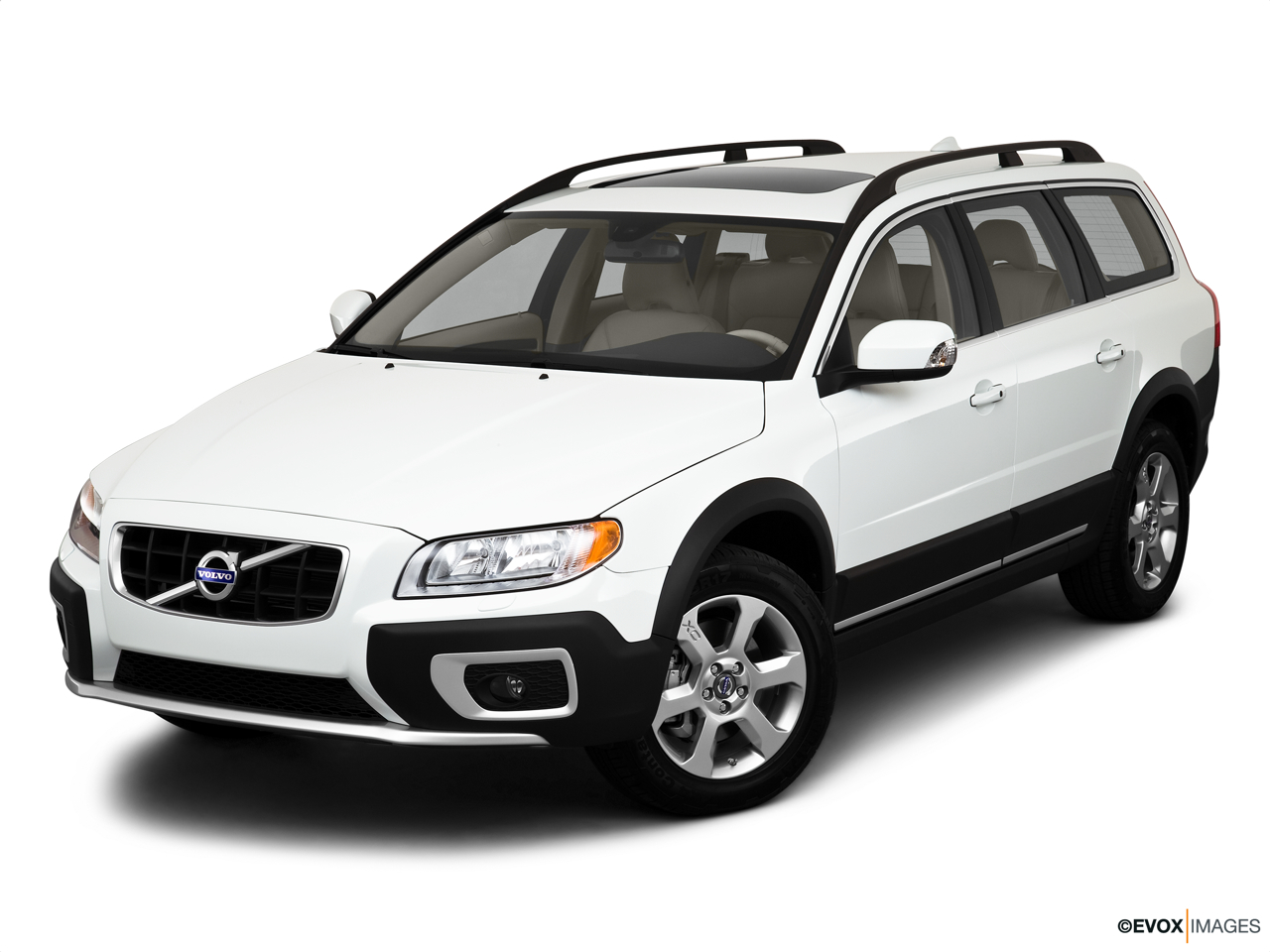 2010 Volvo XC70 3.2 AWD Front angle view. 