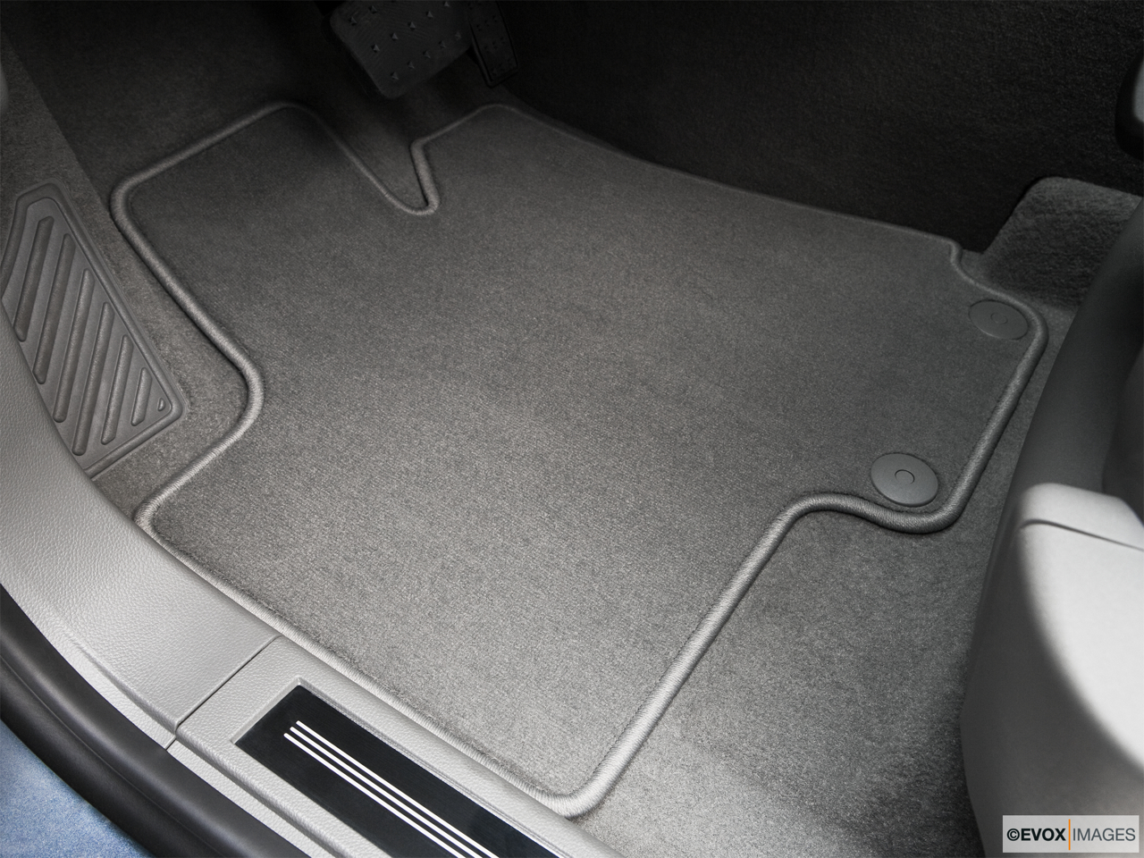 2010 Cadillac SRX Crossover Premium Collection Driver's floor mat and pedals. Mid-seat level from outside looking in. 