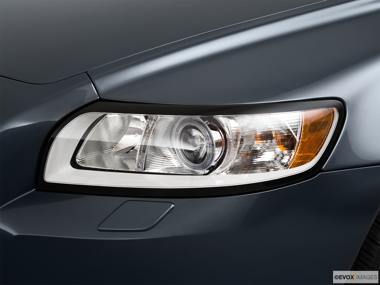 2010 Volvo V50 2.4I Drivers Side Headlight. 