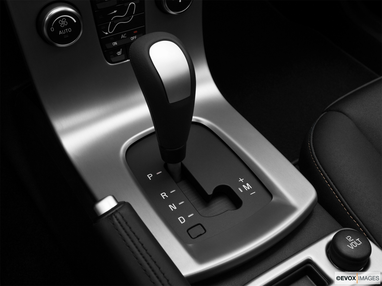 2010 Volvo V50 2.4I Gear shifter/center console. 