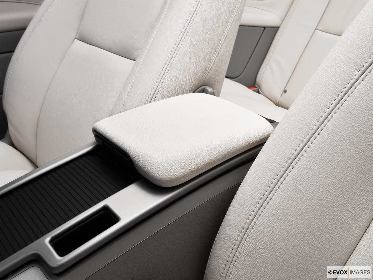 2010 Volvo C70 T5 A CV Front center console with closed lid, from driver's side looking down 