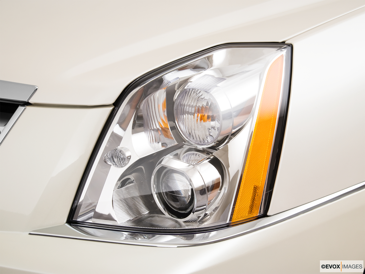 2010 Cadillac DTS Luxury Collection Drivers Side Headlight. 