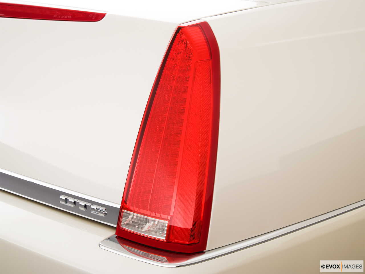 2010 Cadillac DTS Luxury Collection Passenger Side Taillight. 