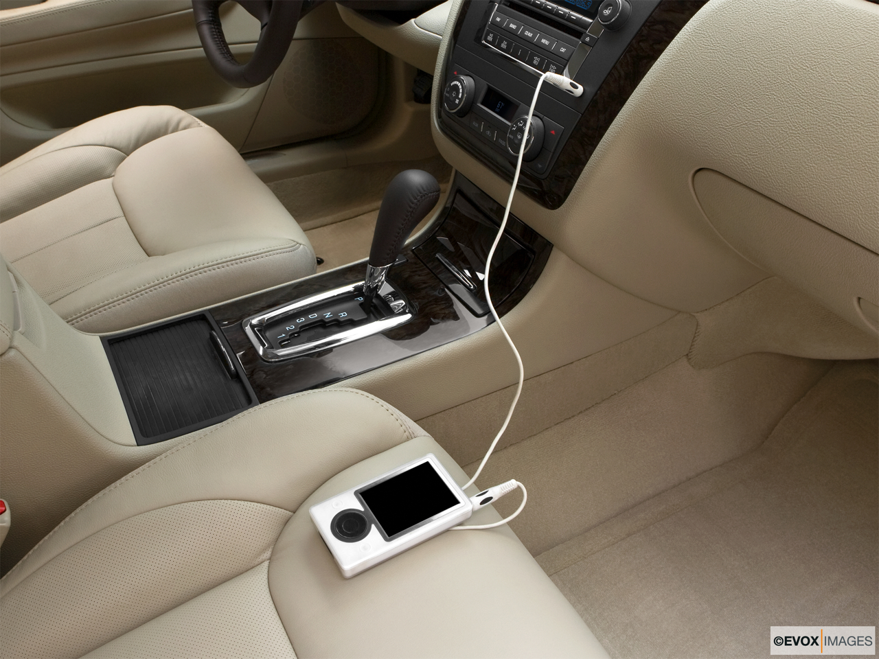 2010 Cadillac DTS Luxury Collection Zune and auxiliary jack 