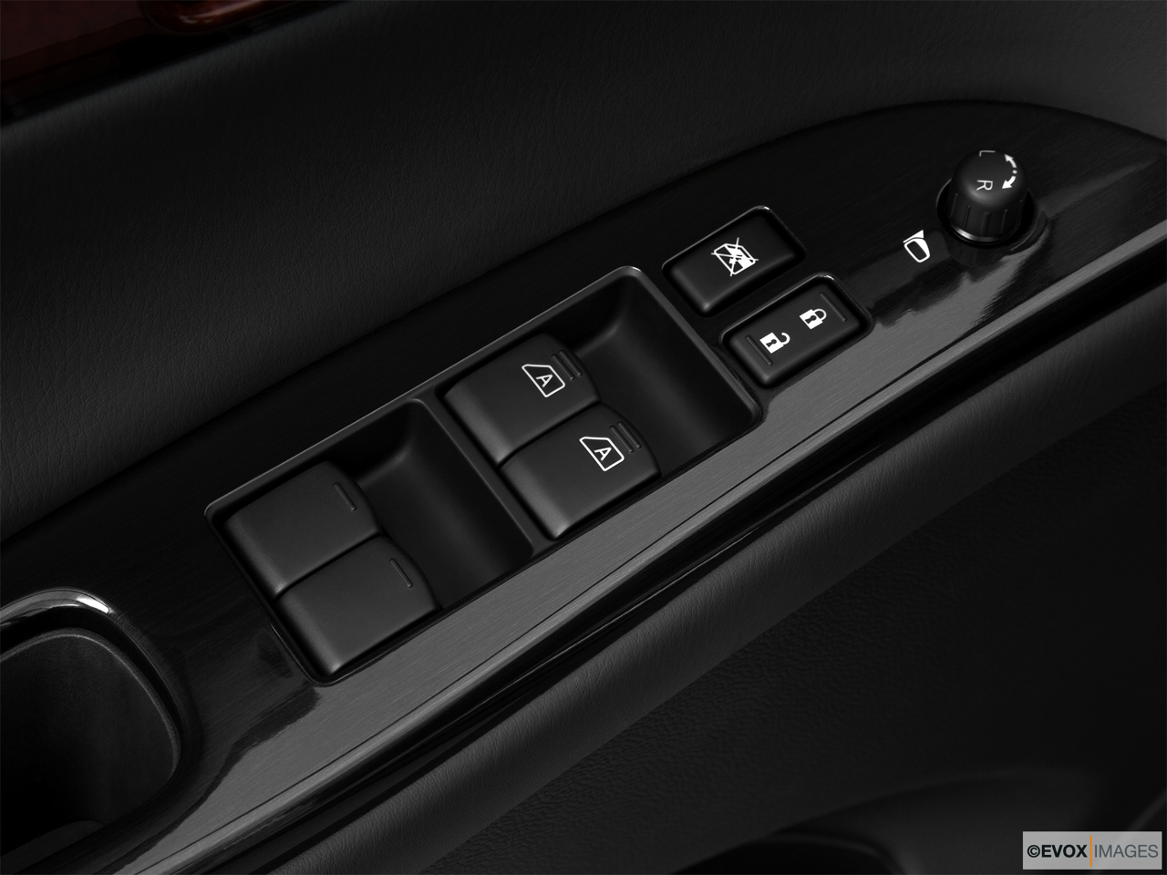 2010 Infiniti EX EX35 Journey Driver's side inside window controls. 