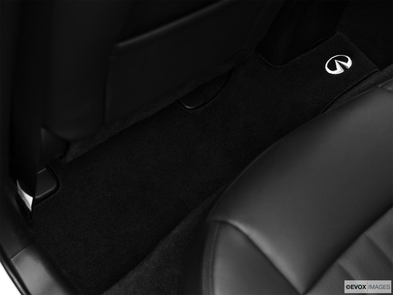 2010 Infiniti EX EX35 Journey Rear driver's side floor mat. Mid-seat level from outside looking in. 