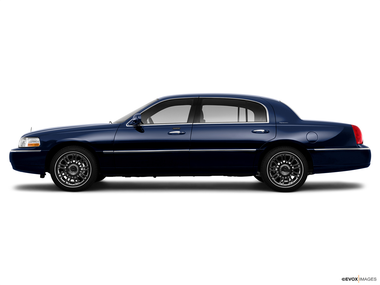 2024 Lincoln Town Car   Side