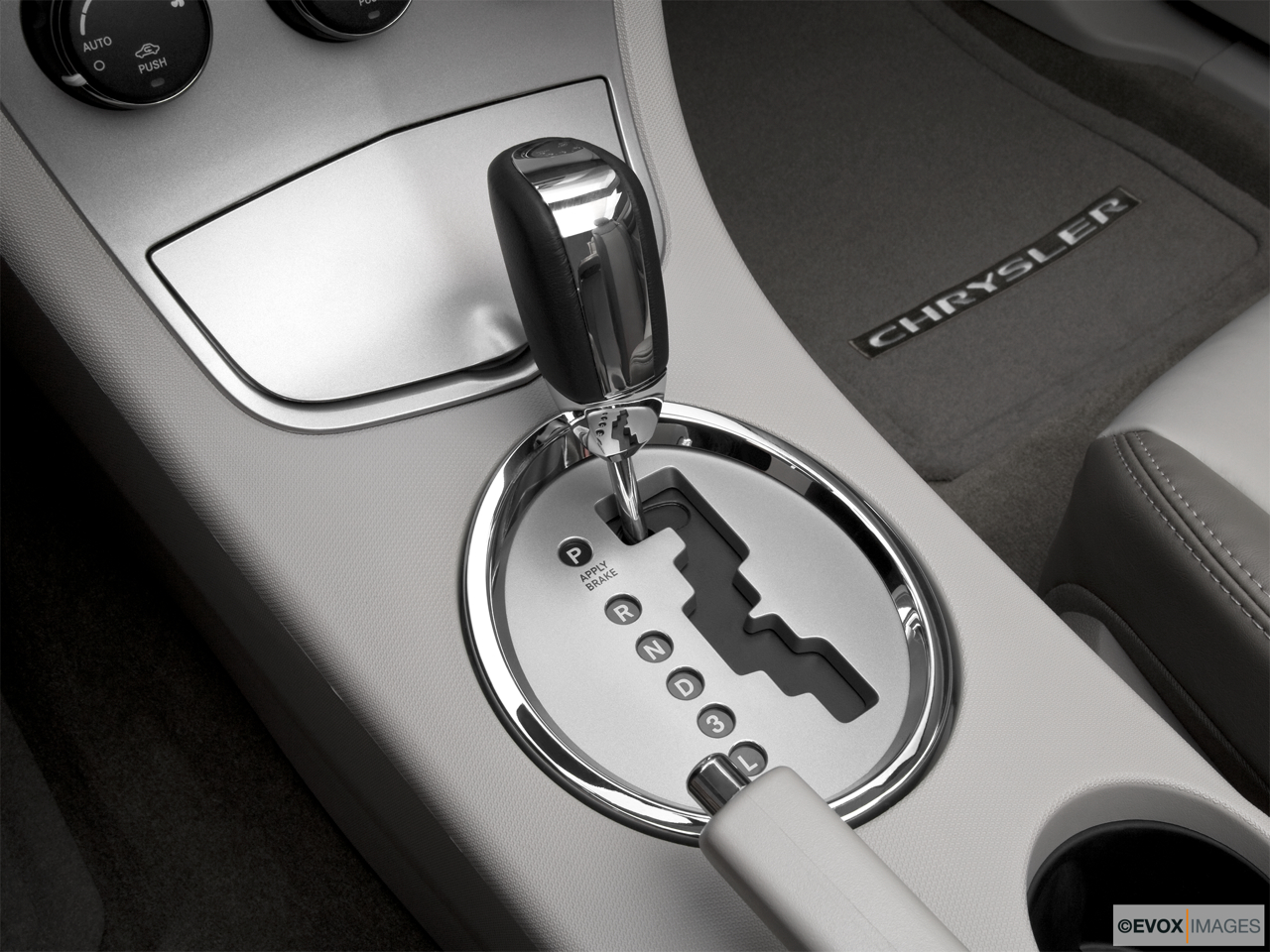 2010 Chrysler Sebring Touring Gear shifter/center console. 