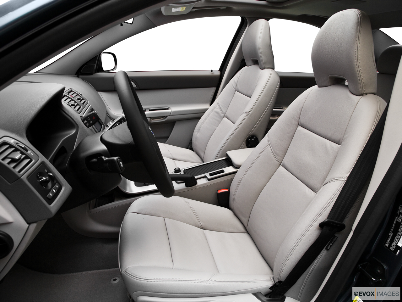 2010 Volvo S40 2.4i Front seats from Drivers Side. 