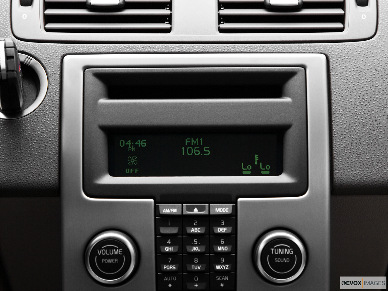 2010 Volvo S40 2.4i Closeup of radio head unit 