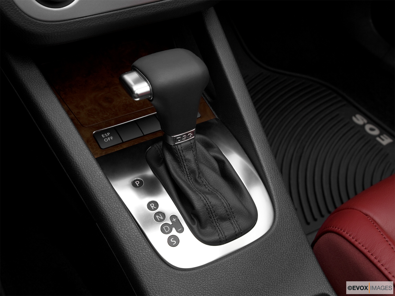 2010 Volkswagen Eos Lux Gear shifter/center console. 