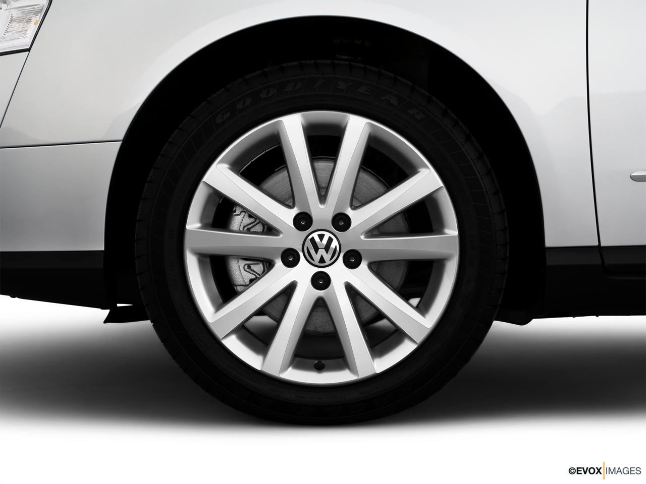 2010 Volkswagen Passat Komfort Front Drivers side wheel at profile. 