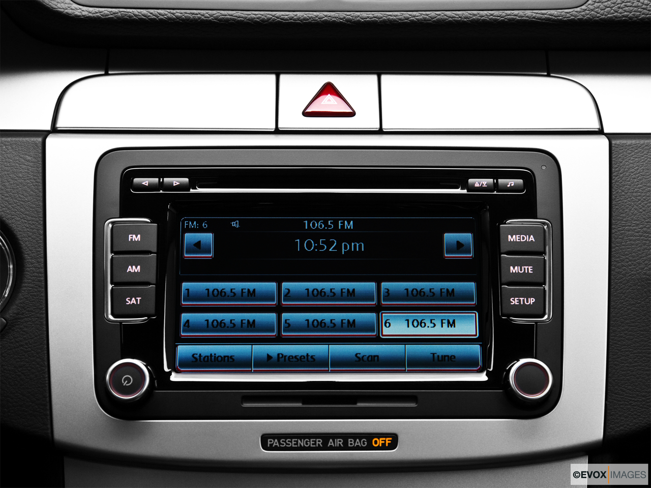 2010 Volkswagen Passat Komfort Closeup of radio head unit 