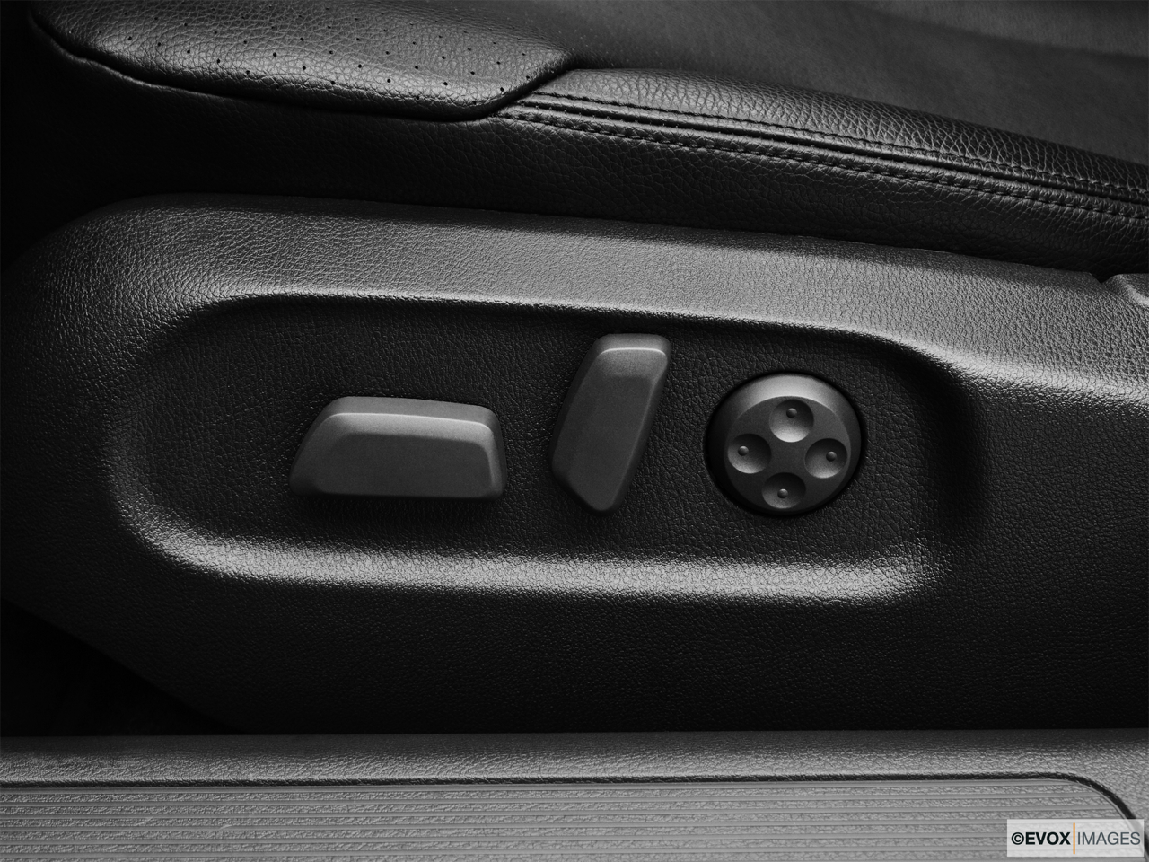 2010 Volkswagen Passat Komfort Seat Adjustment Controllers. 