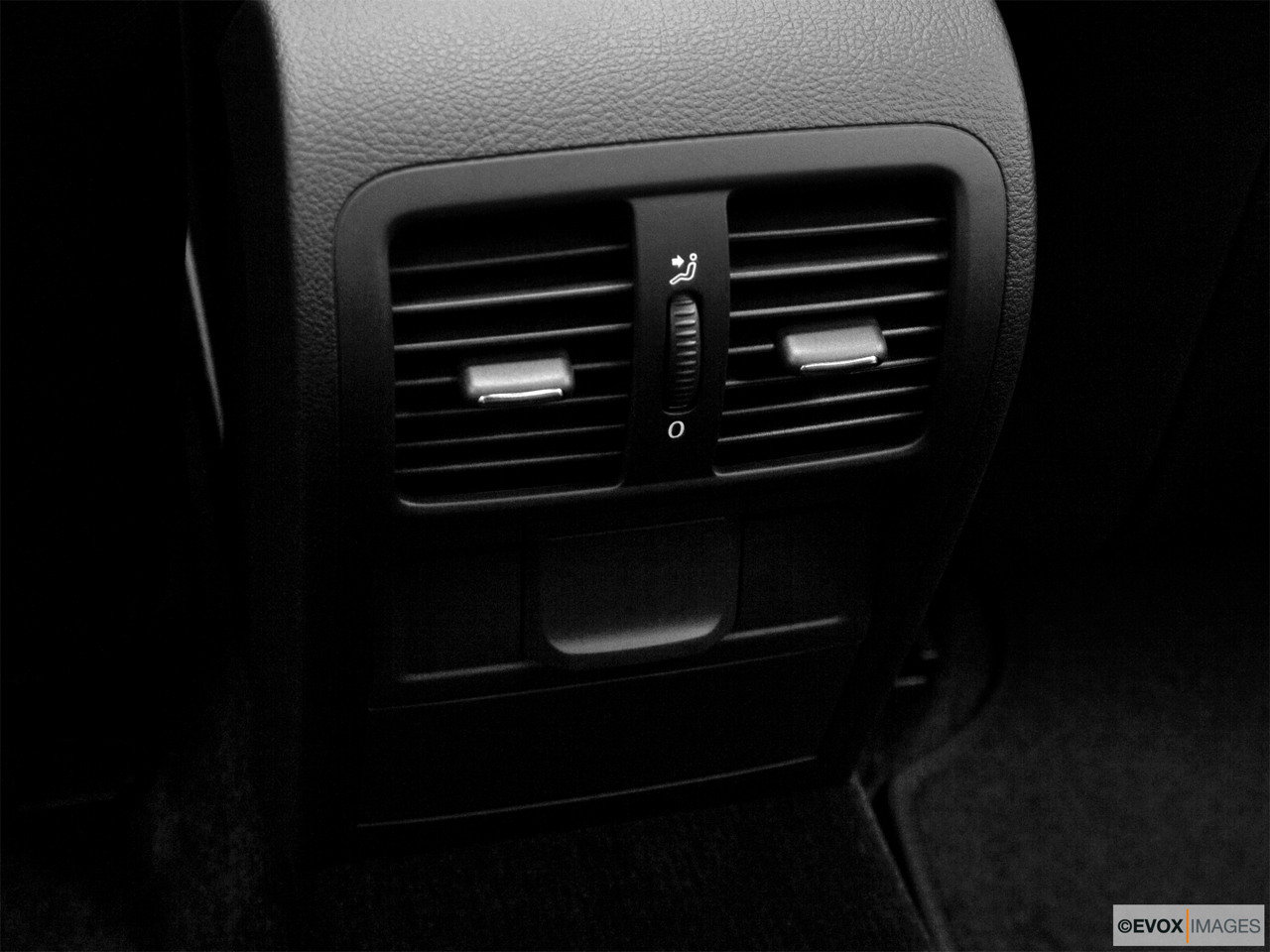 2010 Volkswagen Passat Komfort Rear A/C controls. 