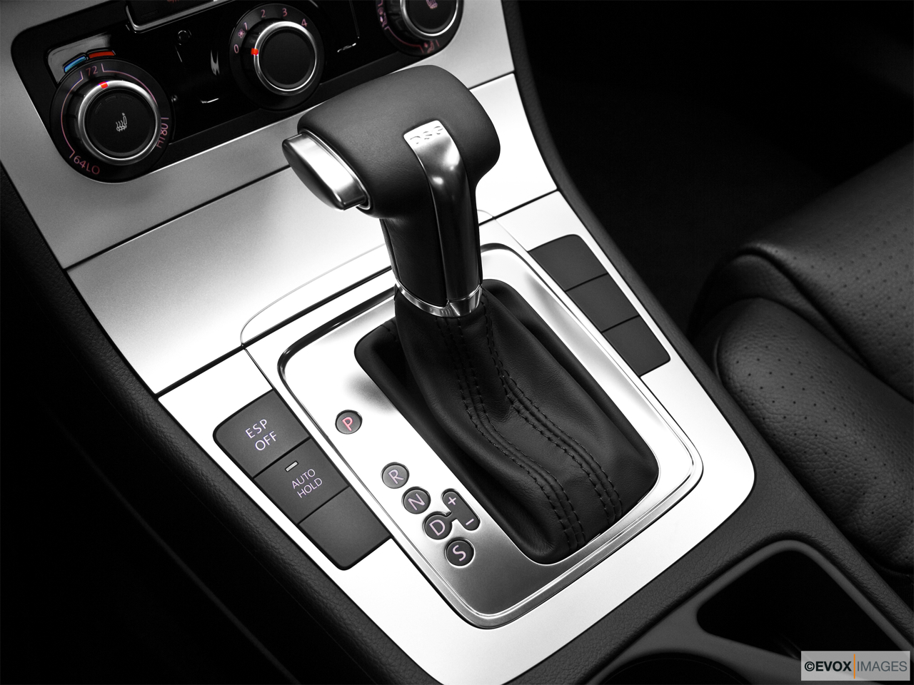 2010 Volkswagen Passat Komfort Gear shifter/center console. 