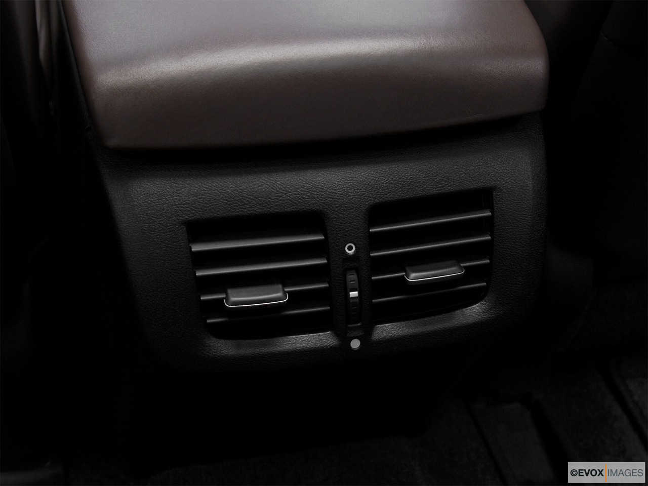 2010 Acura ZDX ZDX Advance Rear A/C controls. 