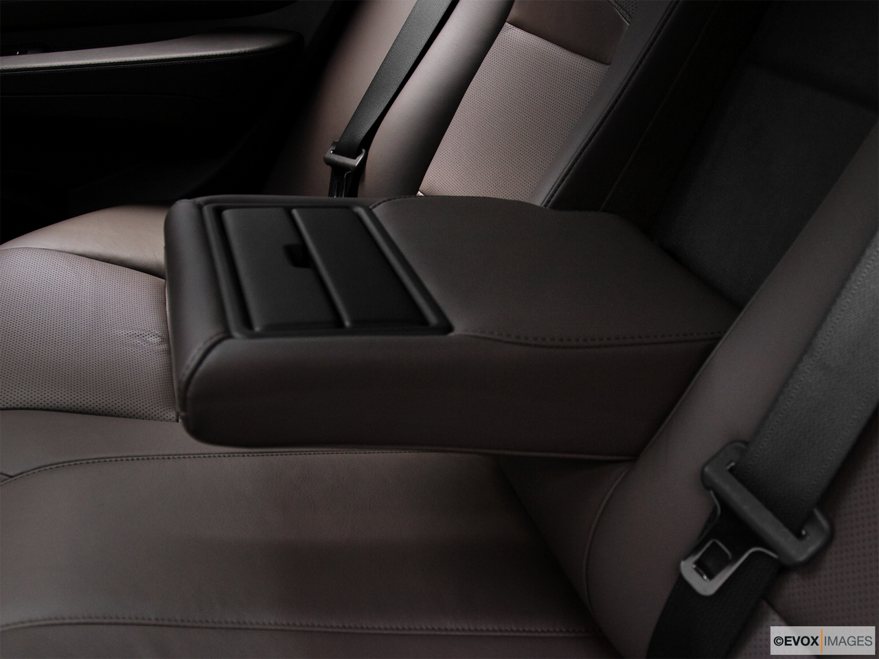 2010 Acura ZDX ZDX Advance Rear center console with closed lid from driver's side looking down. 