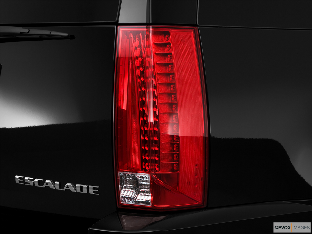 2010 Cadillac Escalade Hybrid Base Passenger Side Taillight. 