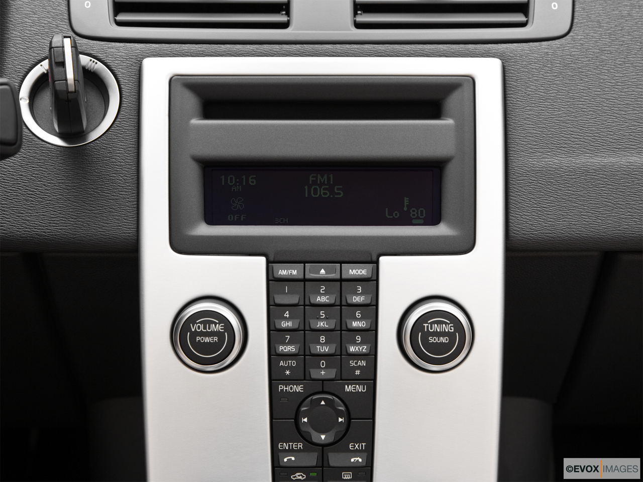 2011 Volvo C70 T5 A Closeup of radio head unit 