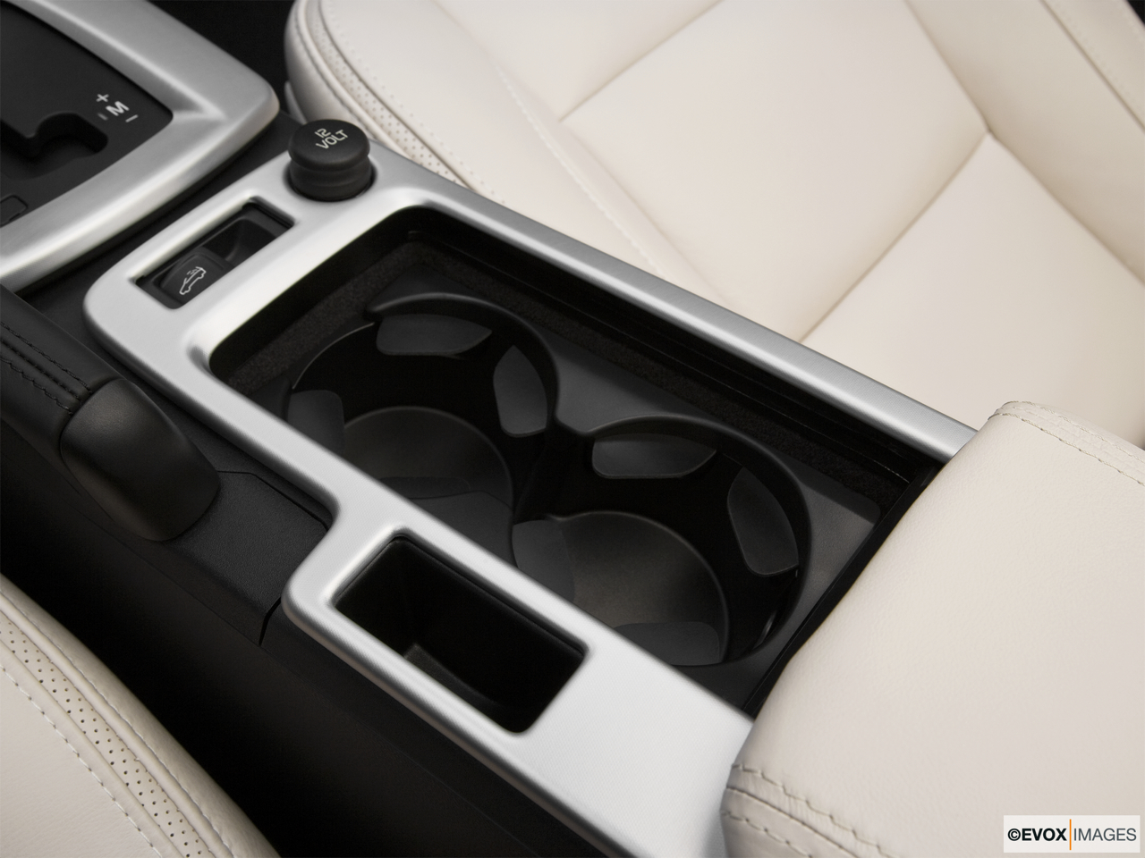 2011 Volvo C70 T5 A Cup holders. 