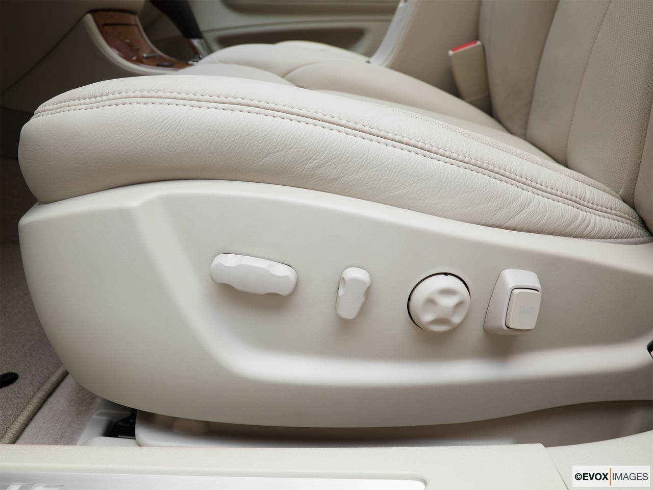 2011 Cadillac DTS Platinum Seat Adjustment Controllers. 