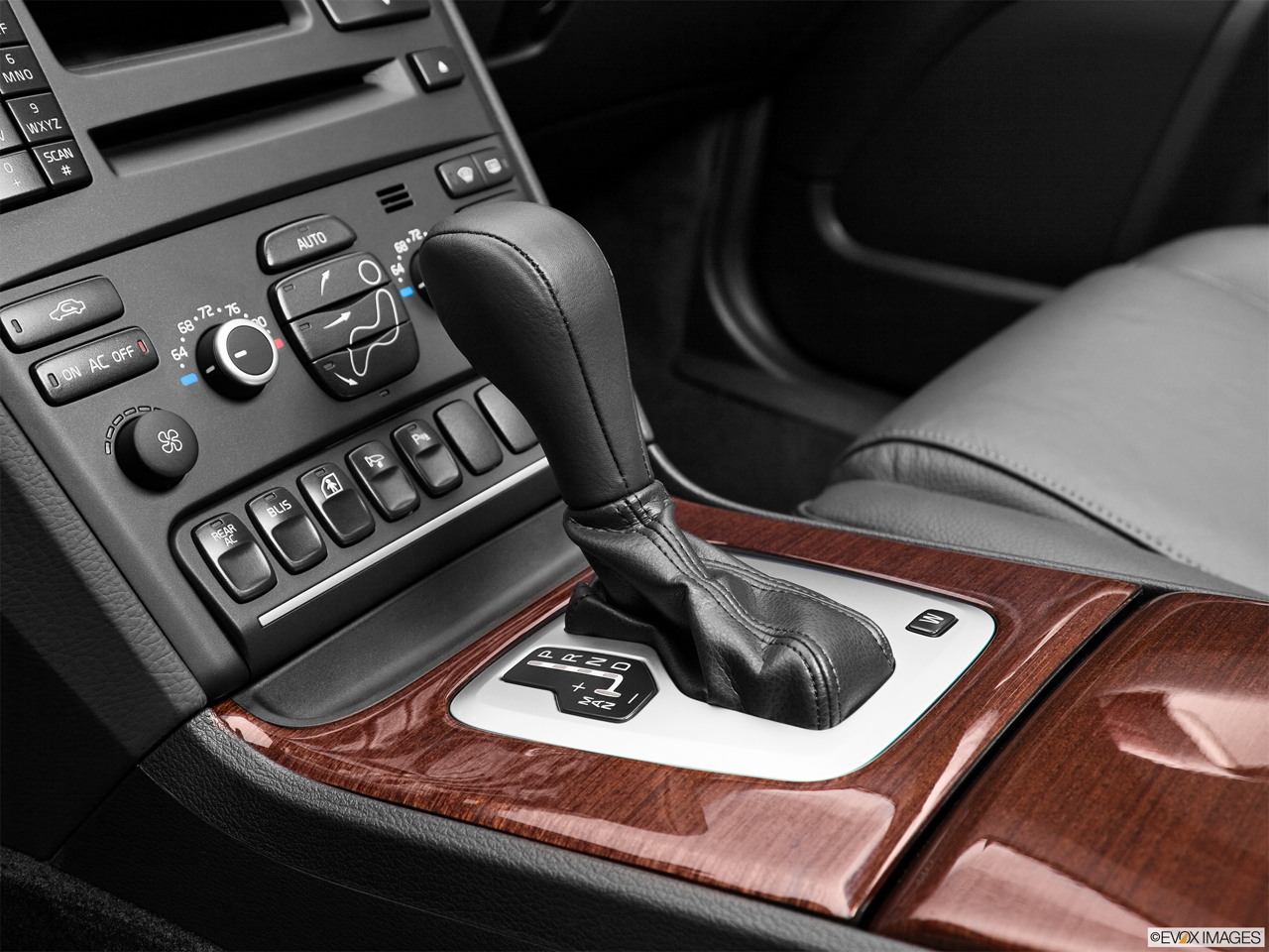 2011 Volvo XC90 3.2 Gear shifter/center console. 