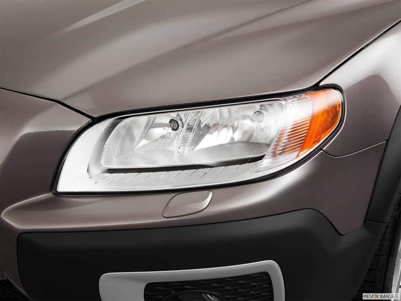 2011 Volvo XC70 3.2 Drivers Side Headlight. 