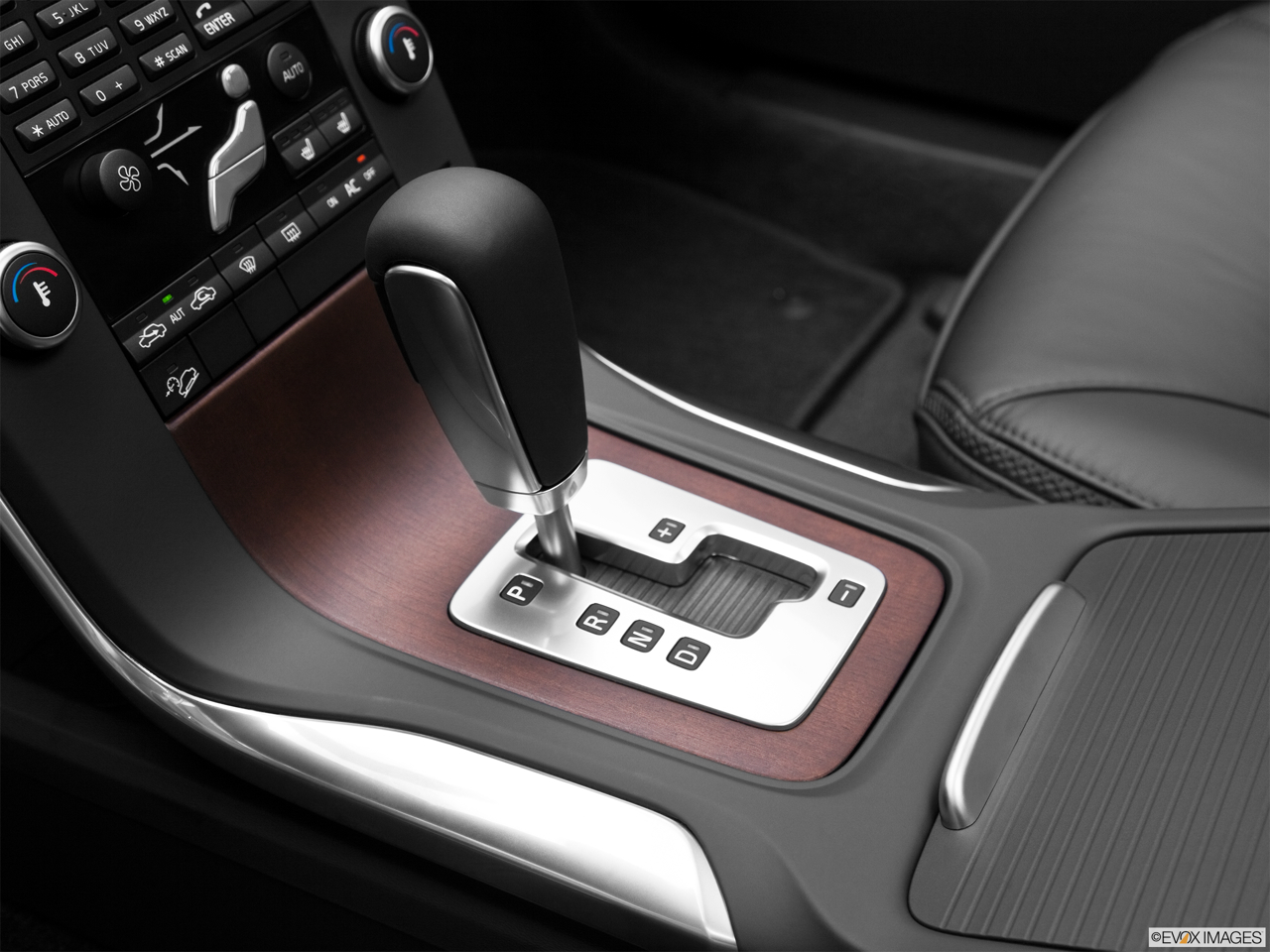 2011 Volvo XC70 3.2 Gear shifter/center console. 
