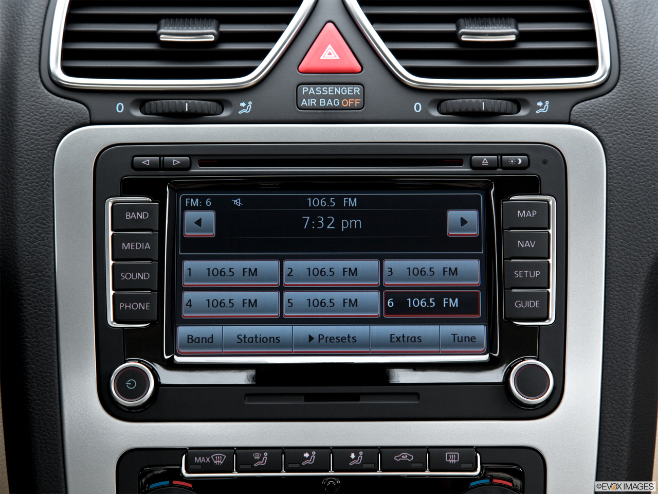 2011 Volkswagen Eos Lux Closeup of radio head unit 