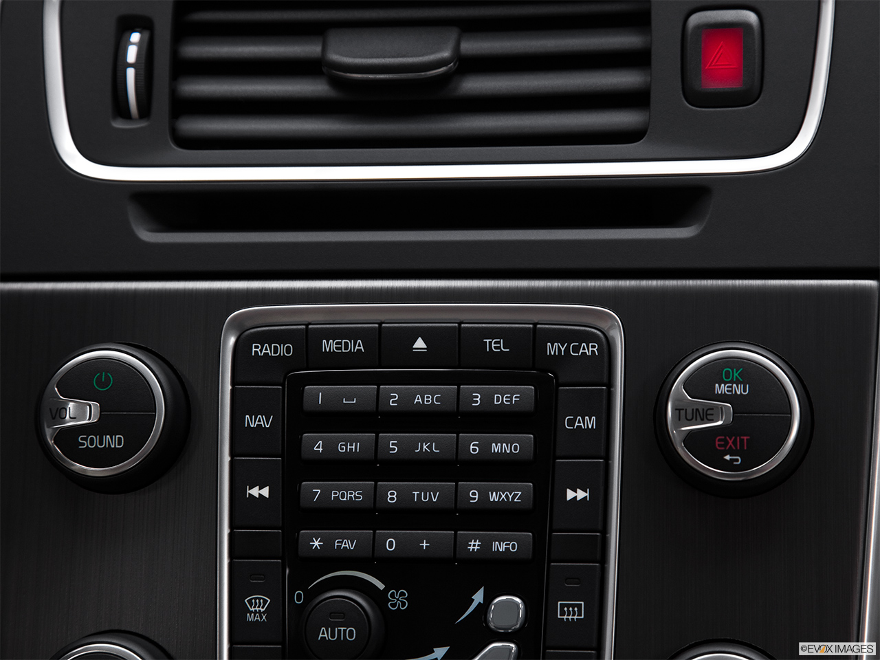 2011 Volvo S60 T6 A Closeup of radio head unit 
