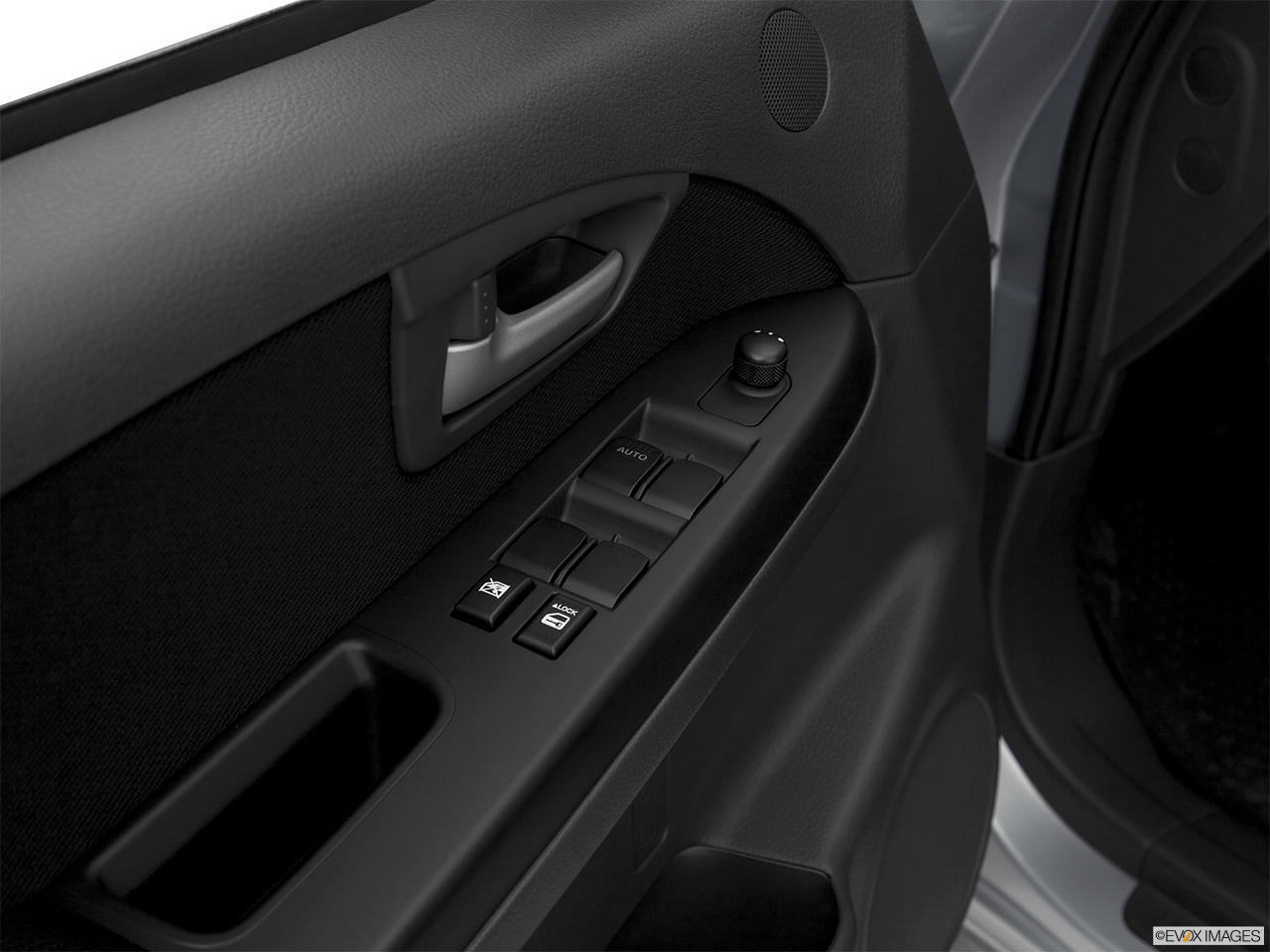 2011 Suzuki SX4 Sportback Technology Driver's side inside window controls. 