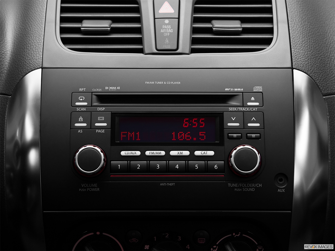 2011 Suzuki SX4 Sportback Technology Closeup of radio head unit 