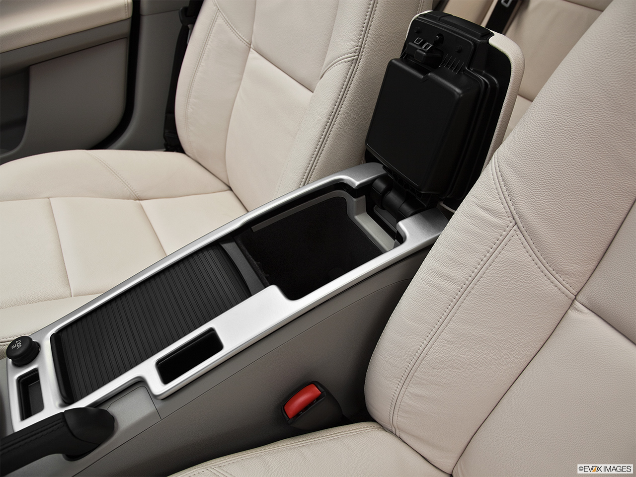 2011 Volvo S40 T5 A Front center divider. 