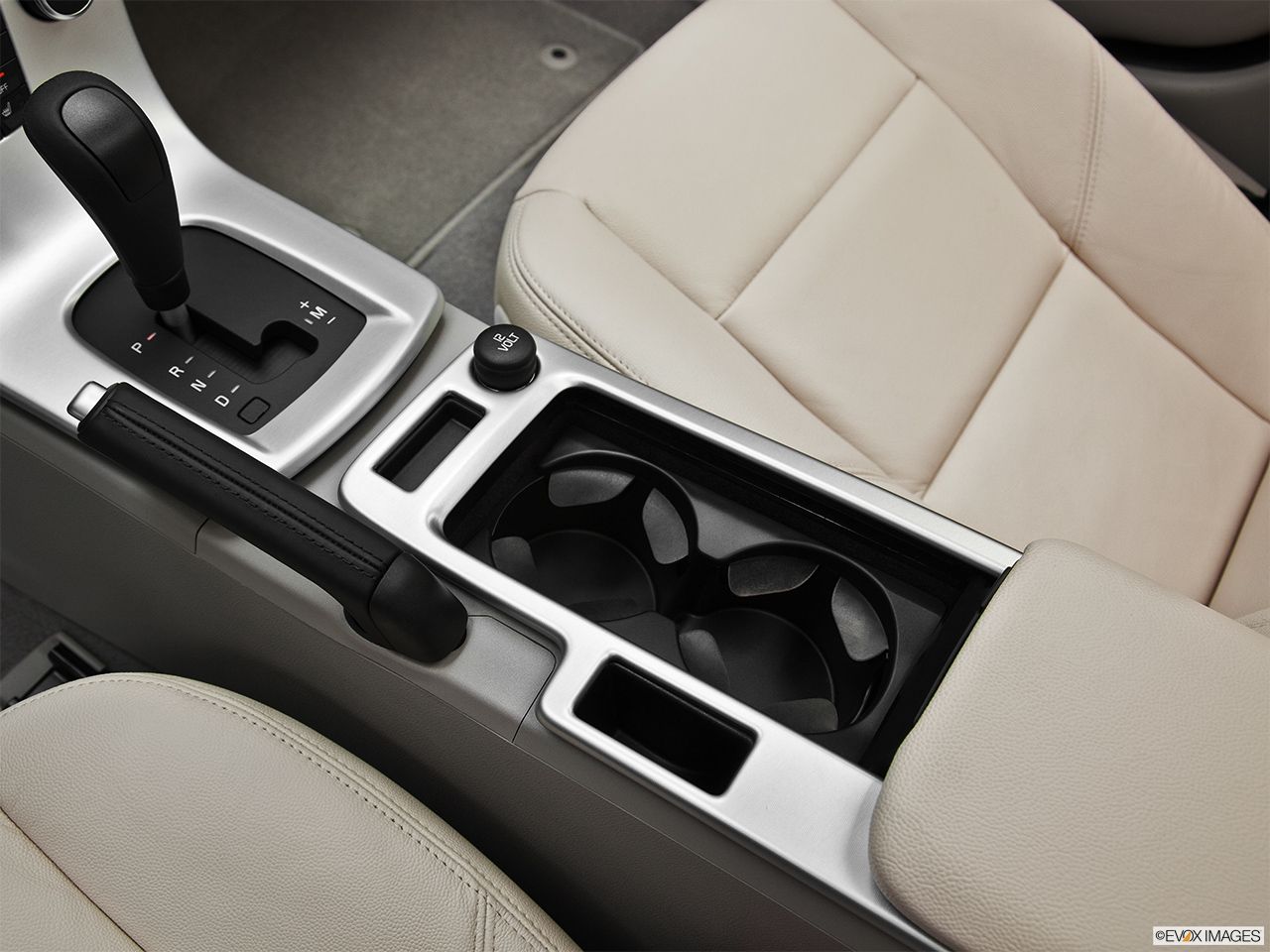 2011 Volvo S40 T5 A Cup holders. 