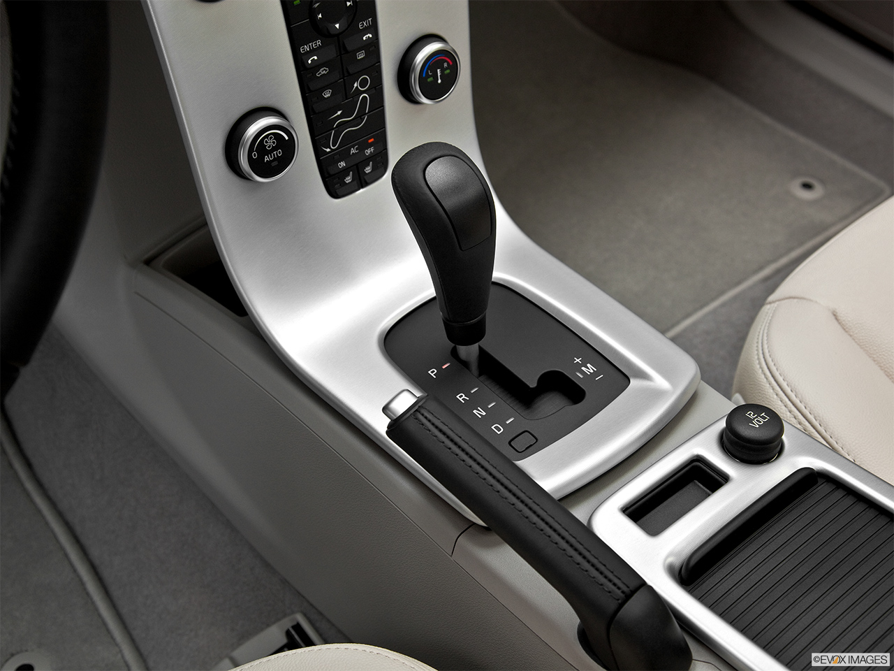 2011 Volvo S40 T5 A Gear shifter/center console. 