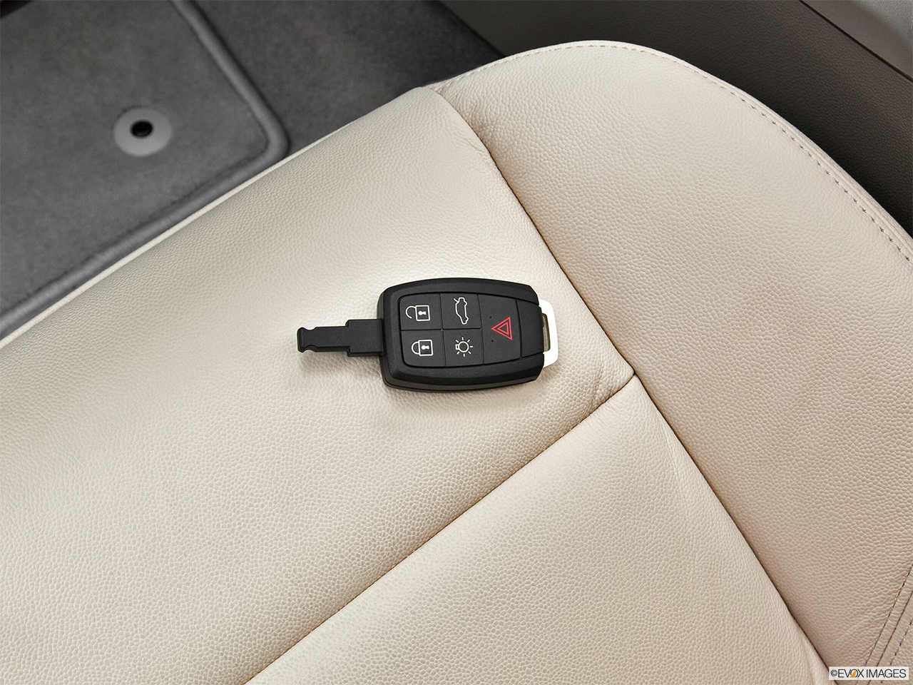 2011 Volvo S40 T5 A Key fob on driver's seat. 