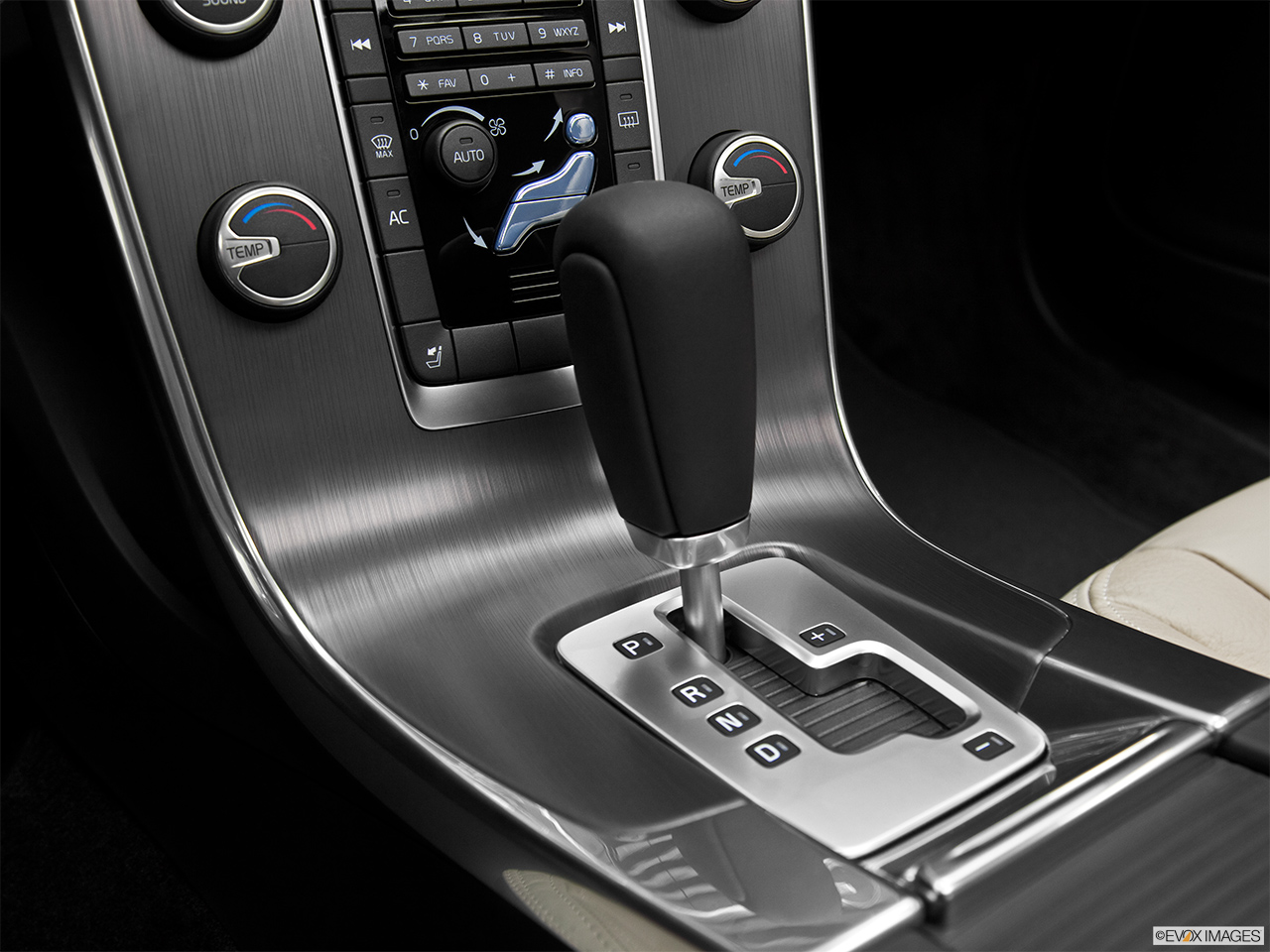 2012 Volvo S60 T5 SR Gear shifter/center console. 