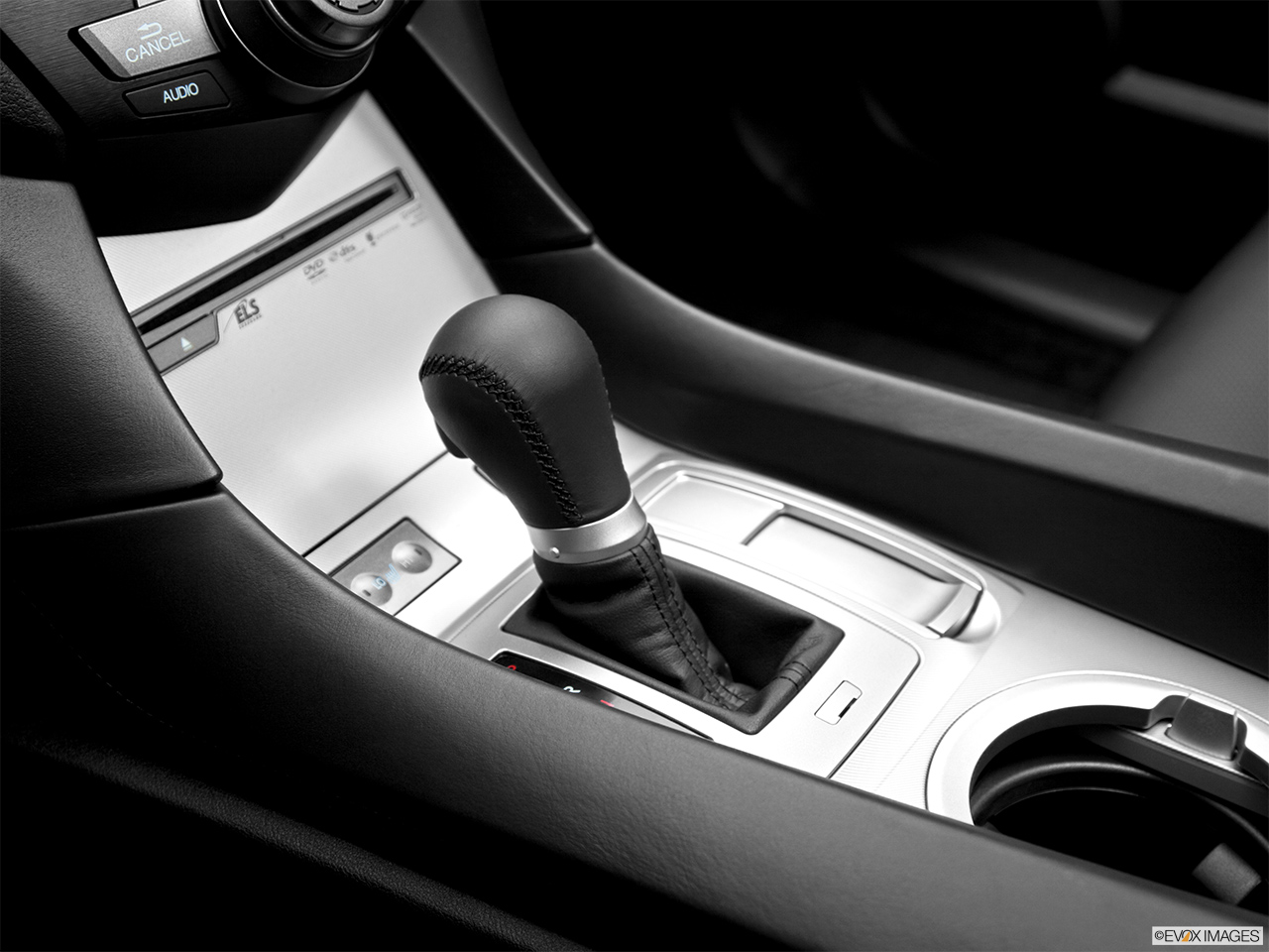 2011 Acura ZDX ZDX Technology Gear shifter/center console. 