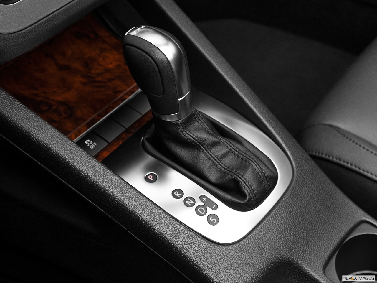 2012 Volkswagen Eos Lux Gear shifter/center console. 