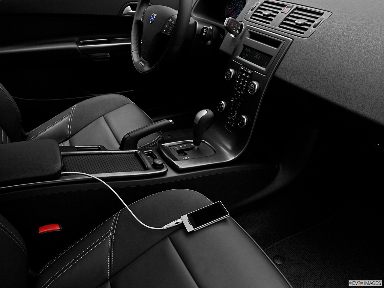 2012 Volvo C30 T5 R-Design Zune and auxiliary jack 