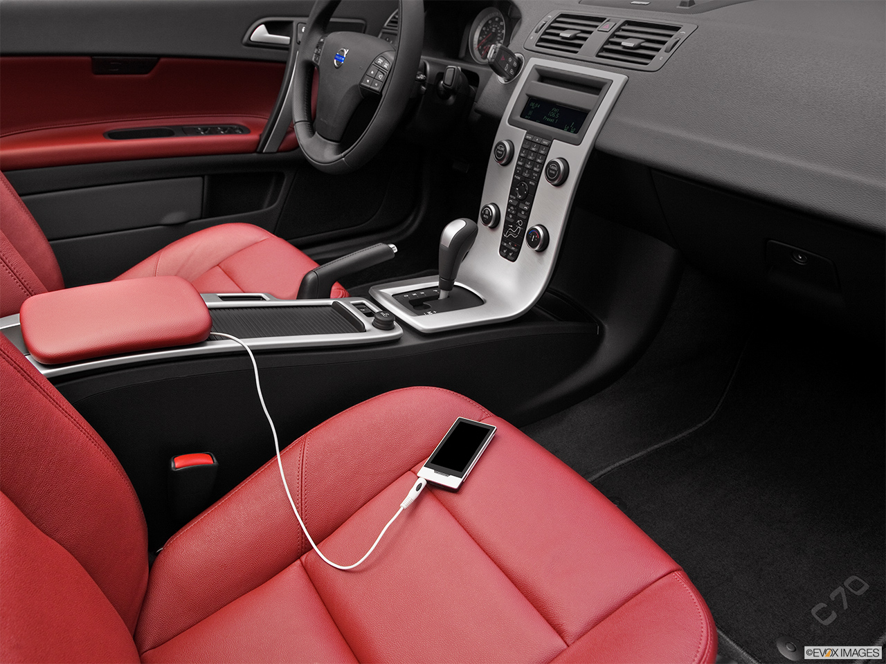 2012 Volvo C70 T5 Zune and auxiliary jack 