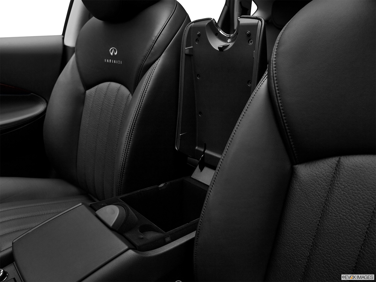 2012 Infiniti EX EX35 Journey Front center divider. 
