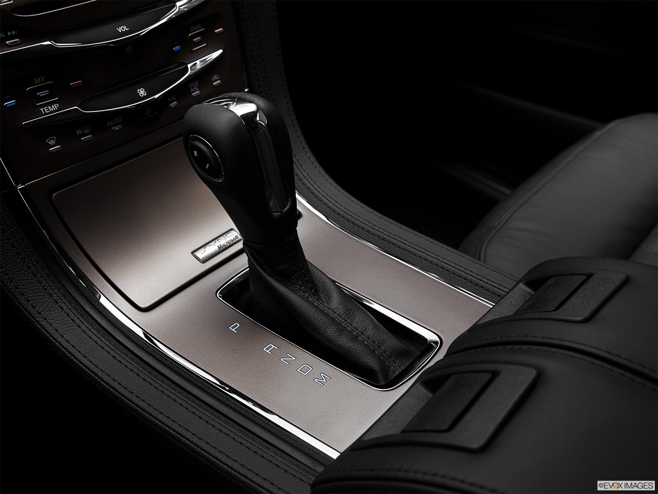 2012 Lincoln MKX FWD Gear shifter/center console. 
