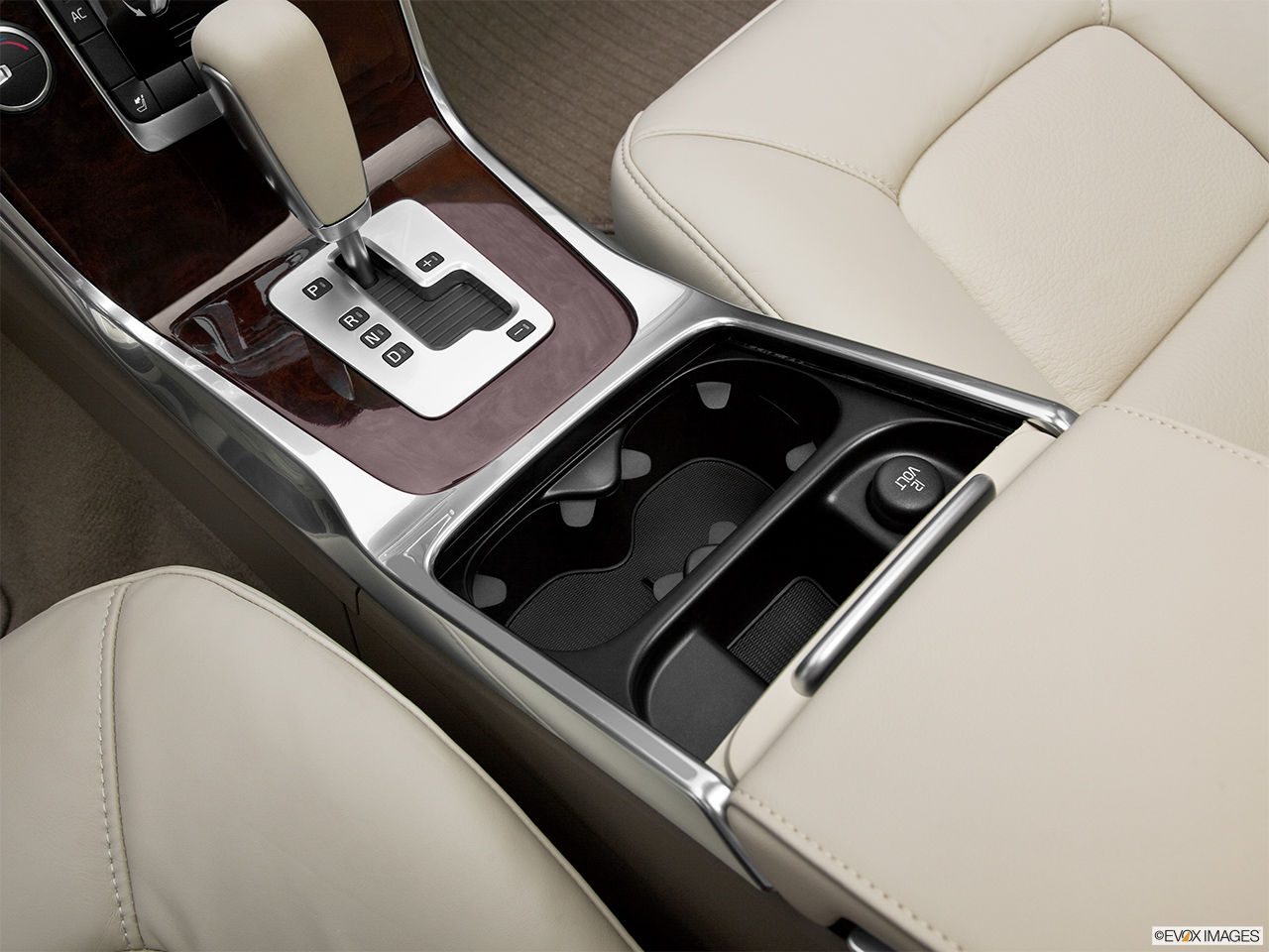 2012 Volvo S80 3.2 Cup holders. 